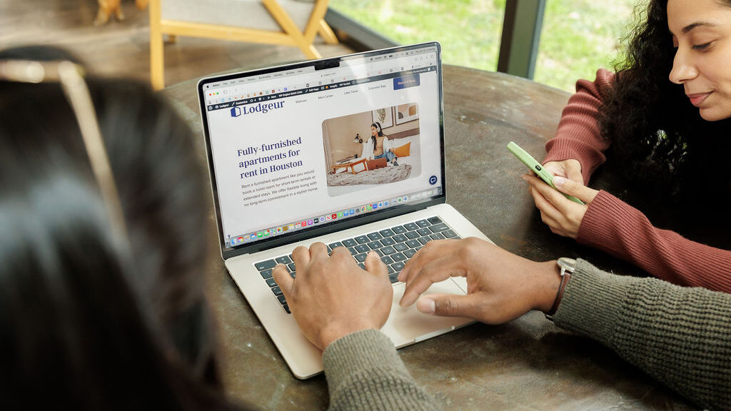 friends checking Lodgeur accommodation availability on a laptop